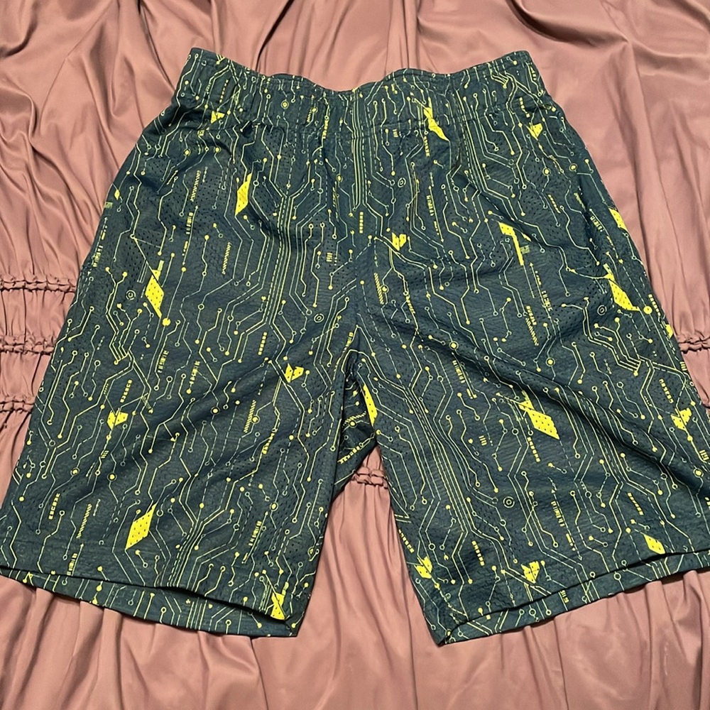 Men’s Blue and Yellow Circuit Pattern Basketball Shorts size Small